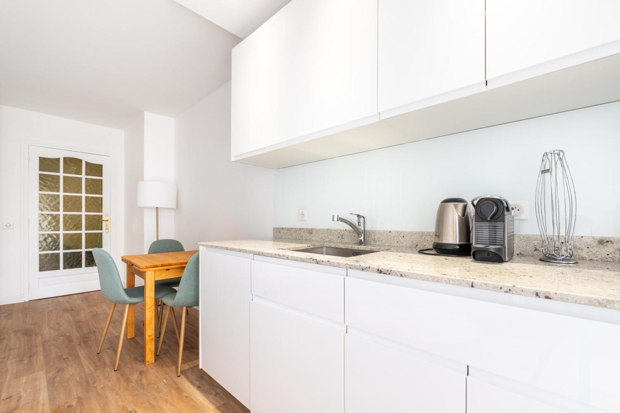 Stylish 1bd Flat With Patio Rue Des Petites Ecuries Apartment Paris